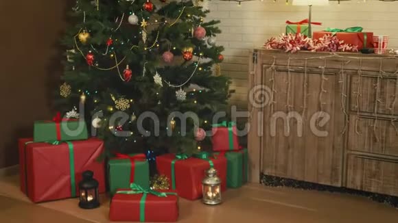 男孩跑上圣诞树打开礼物视频的预览图