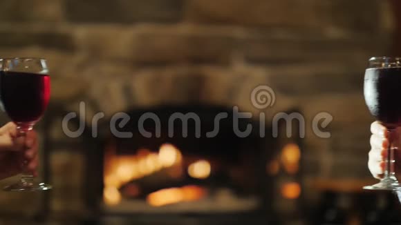 在燃烧的壁炉背景上粘着眼镜慢速视频视频的预览图