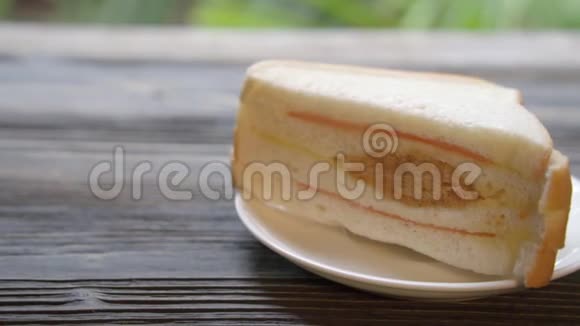 夹心黄油和布罗纳片放在木桌上早餐面包食物美味可口视频的预览图