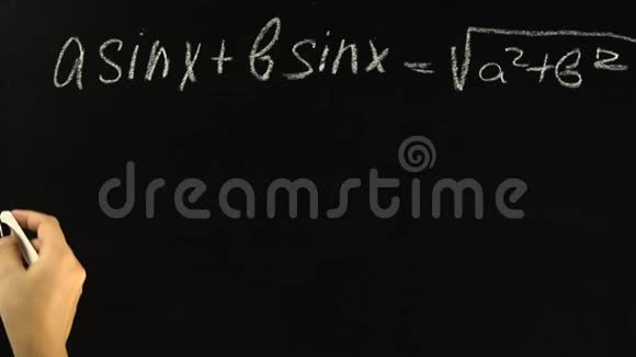 在黑板上写数学公式视频的预览图