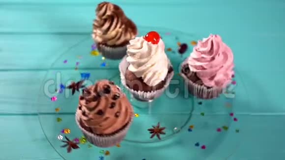 四个刚出炉的蛋糕上面有旋转的糖霜视频的预览图