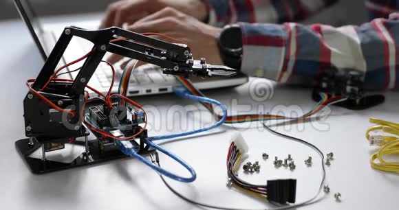 自动化项目机器人工程师编程机器人手臂视频的预览图