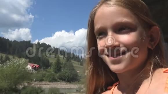 儿童乘火车旅行儿童游客看窗户女孩野营冒险视频的预览图