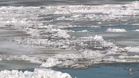 浮冰漂浮在河上视频的预览图