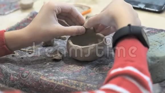 幼儿学习在陶瓷车间里制作不同种类的粘土制品视频的预览图
