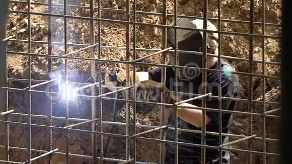 工业用房金属结构的焊接过程中防护型的人握着焊接的手视频的预览图