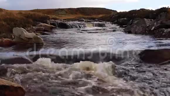 11月小瀑布和水流沿着萨瑟兰的一条苏格兰高地河视频的预览图