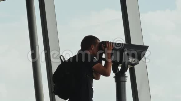 胡志明市塔台上的游客透过望远镜观察甲板视频的预览图