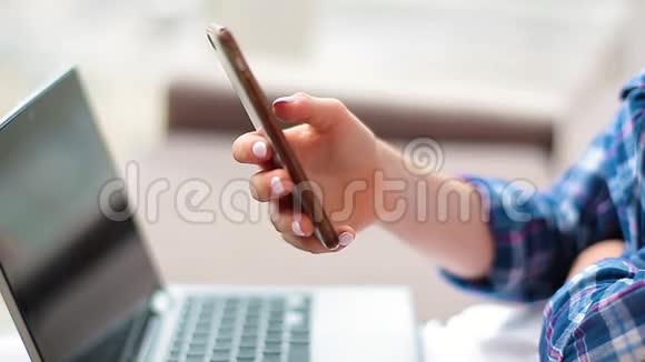 有小玩意的女人用手机和笔记本电脑特写女性手视频的预览图