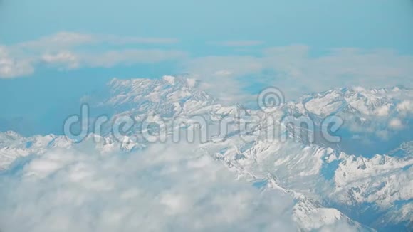 阿尔卑斯山山脉和云层空中视频的预览图