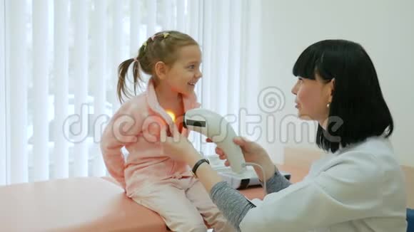 轻治疗程序使护士轻治疗儿童诊所理疗在医院医生采取视频的预览图