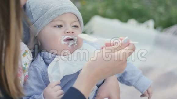小男孩在妈妈手上吃酸奶视频的预览图