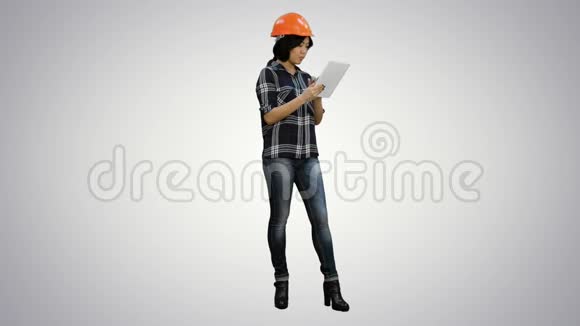 亚洲工程师女士白色背景平板电脑视频的预览图