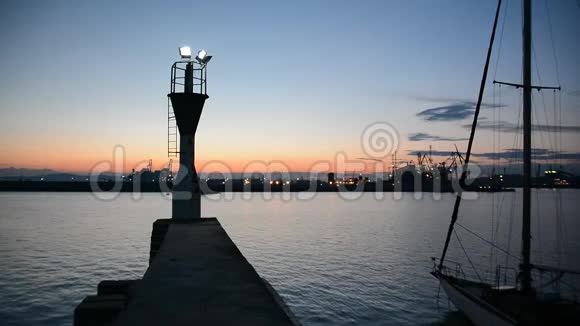 保加利亚黑海布尔加斯港日落灯塔日落时的起重机剪影视频的预览图
