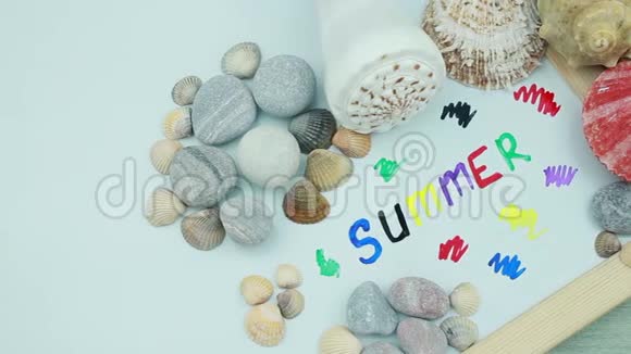 五彩缤纷的夏天和贝壳视频的预览图