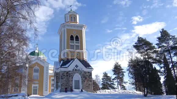 冬天的早晨在古老的木制路德教会芬兰克里马基视频的预览图