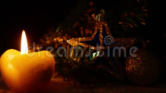 用星星和球烧蜡烛的动画圣诞视频的预览图