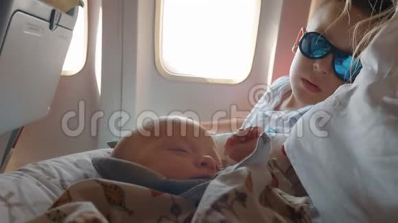 有婴儿和长子的家庭乘飞机旅行视频的预览图