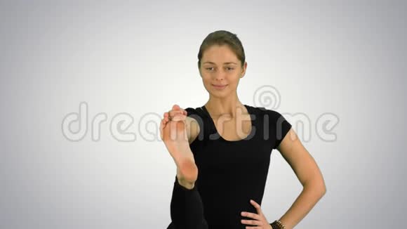 一个平衡和伸展的瑜伽姿势女人在白色背景下练习视频的预览图