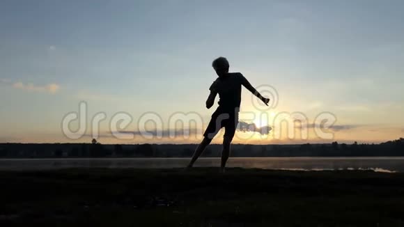 快乐的男人在夏天的斯洛文尼亚的湖岸上跳迪斯科视频的预览图