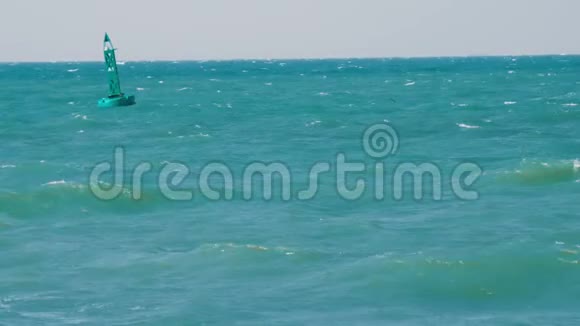 蓝色浮标在海浪中摆动视频的预览图