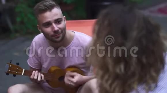 帅哥为女朋友演奏四弦琴视频的预览图
