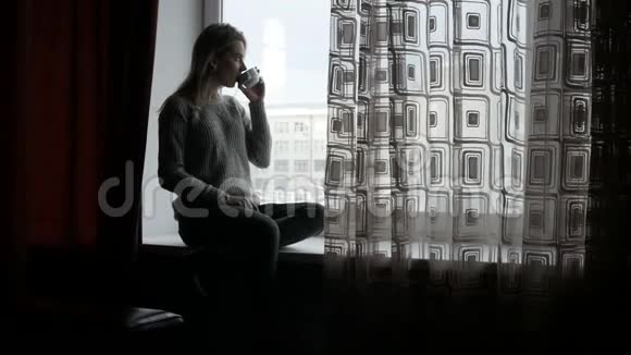 女孩正在窗帘后面喝茶视频的预览图
