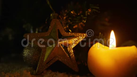 用星星和球烧蜡烛的动画圣诞视频的预览图