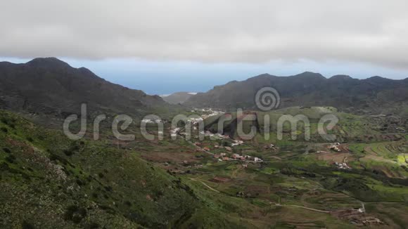 飞越马斯卡峡特内里费山里的老村庄火山环绕的马斯卡峡著名旅游景点视频的预览图