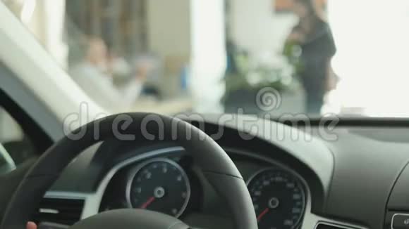 男人手放在汽车的方向盘上视频的预览图