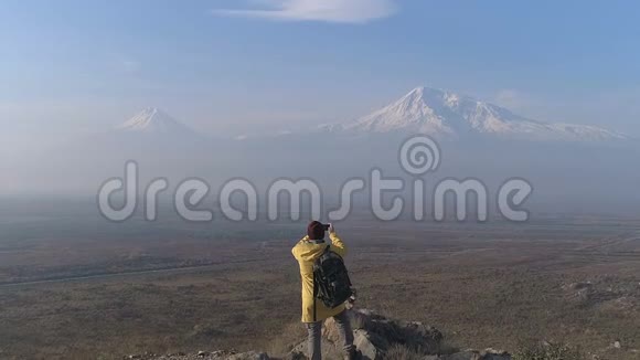 空中徒步旅行者在电话里拍照视频的预览图