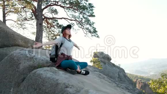 女孩嬉皮士在美丽的山脉中冥想旅行和放松视频的预览图