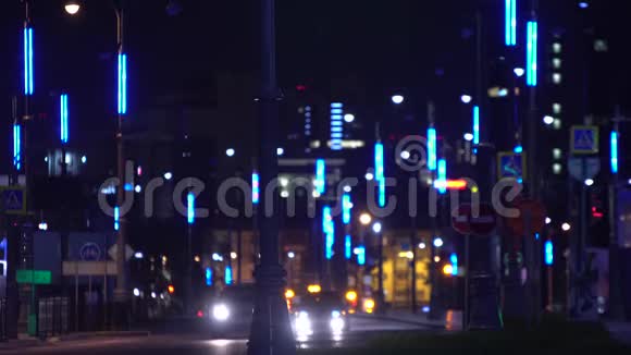 夜间城市的霓虹灯库存录像现代城市的夜间轨道配备了美丽的霓虹灯视频的预览图