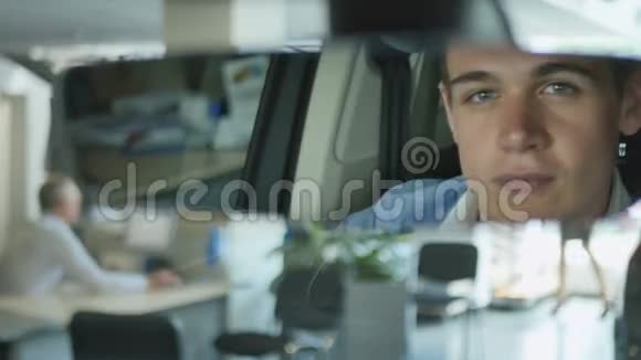 汽车后视镜中人脸的肖像视频的预览图