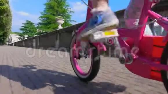 小可爱的女孩学骑自行车视频的预览图
