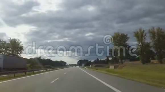 夏季在高速公路上行驶的时间太阳躲在乌云后面视频的预览图