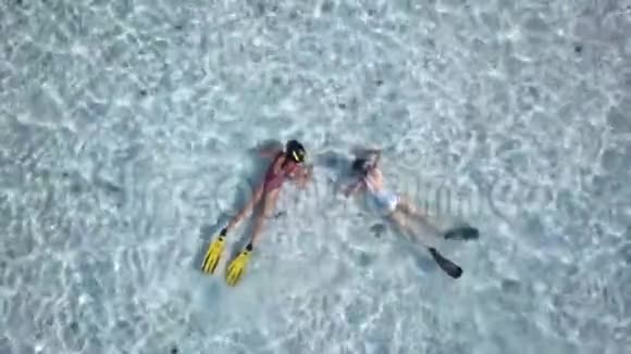 两名年轻的女潜水员正在异国海岛附近的海底探险欣赏海洋生物和伟大的休闲目的地视频的预览图