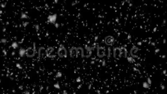 黑色背景下的大雪用于转移到冬季天气的照片或视频循环视频的预览图