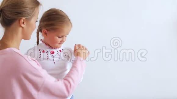 妈妈和女儿拥抱幸福的家庭观念视频的预览图