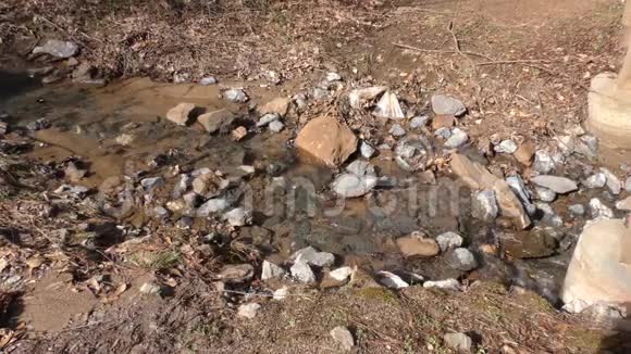 佐治亚州奥尔德洛普米尔路公园一条小河靠近小河有岩石和水视频的预览图