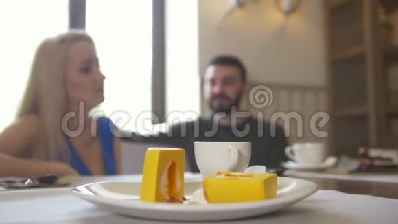 在咖啡馆的一对夫妇面前吃甜甜点视频的预览图