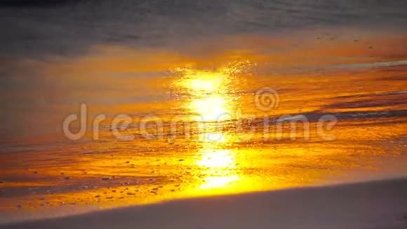 海上金色夕阳视频的预览图