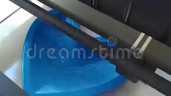 用3D打印机打印塑料蓝色心形延时动画视频的预览图