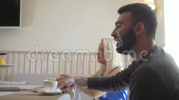 快乐的男人和女人享受自由时间的谈话在咖啡馆里吃甜点视频的预览图