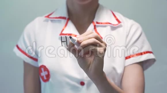 保健问题女医生在透明屏幕上书写视频的预览图