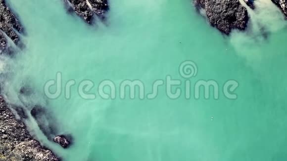 英国安格莱西威尔士公牛湾绿松石彩色水的鸟瞰图视频的预览图