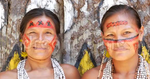 巴西土著妇女在亚马逊的一个土著部落看镜头视频的预览图