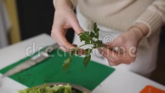 两个女人正在厨房准备蔬菜沙拉特写视频的预览图