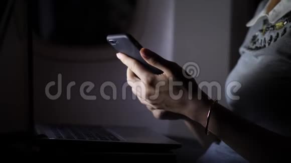 晚上在飞机上使用智能手机的年轻女性视频的预览图
