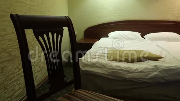 标准酒店客房内的大床视频的预览图